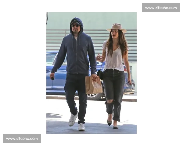 郑钦文柏林街拍:紫色网球包配 Labubu 玩偶,赛场外的个性符号 郑钦文柏林街拍:紫色网球包配 Labubu 玩偶,赛场外的个性符号